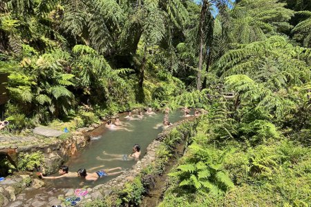 Dit warm water bad lijkt zo in de Surinaamse jungle te liggen