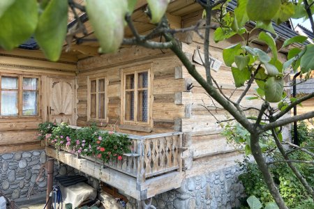 Een leuk houten huisje in Zakopane stijl in Chochołów