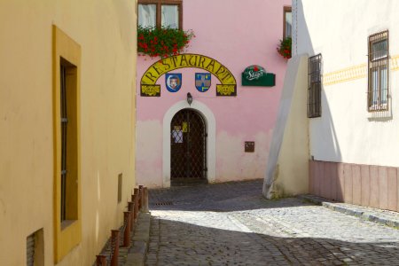 Een van de kleurrijke straatjes van middeleeuws Banská Štiavnica