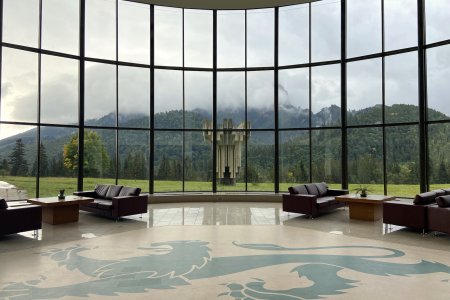 De lobby met z&#039;n hoge ramen bied een mooi uitzicht op de bergen