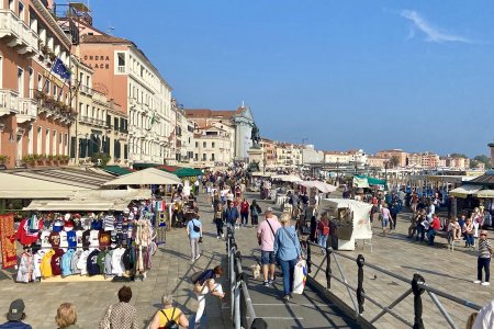 Met gemak de minst interessante straat van Venetië, Riva degli Schiavoni. Wegblijven!