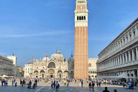 De klokkentoren en basiliek op het San Marco plein