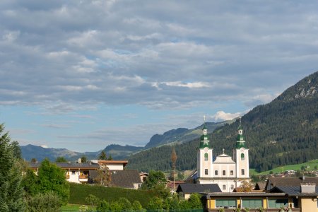 De Dekanatspfarrkirche in het plaatsje Brixen im Thale
