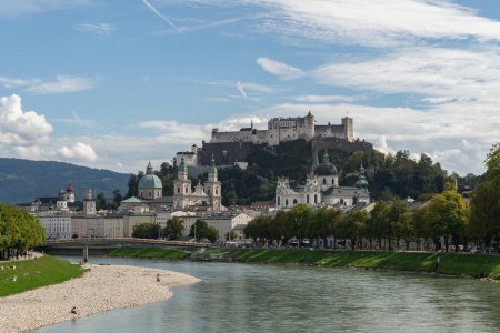 Hohen Salzburg staat op een klif 120 meter boven het oude centrum