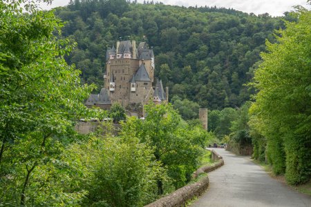 Burg Eltz staat beschermt op een heuvel in een dal