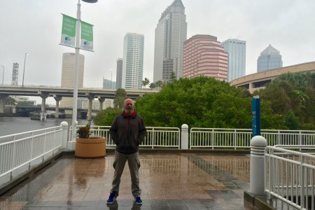 De riverwalk met op de achtergrond de skyline van Tampa