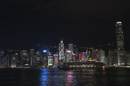 De skyline van Hong Kong Island tijdens de lichtjes show