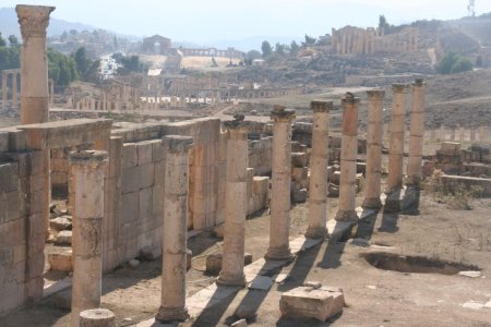 Een overzicht van Jerash, er is veel bewaard gebleven, vooral pilaren