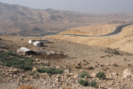Mooie weg richting de Dode Zee, nomaden wonen hier nog in tenten