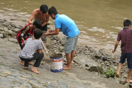 Jongens vissen in de Saigon river