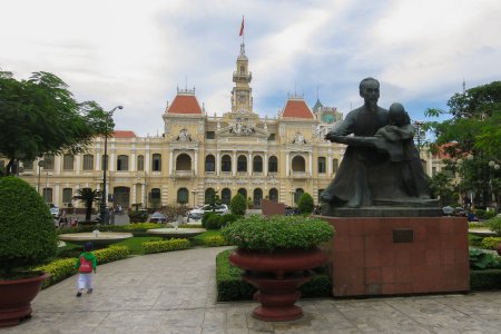 Het stadhuis met daarvoor een standbeeld van Ho Chi Minh