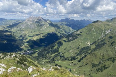 Uitzicht vanaf de berg boven Lech