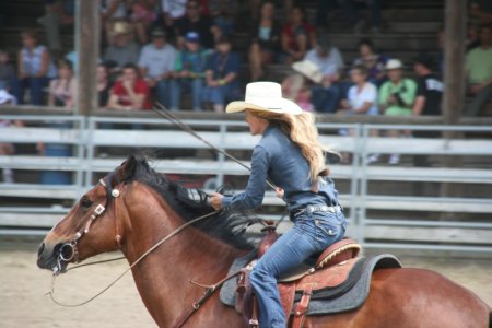 Cowgirl tijdens barrel run