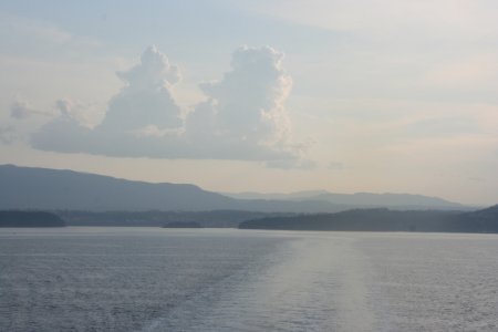 Cumulus wolk gezien vanaf de ferry naar Vancouver