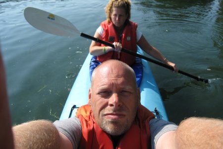 Pat en Syl in een kayak, Tofino