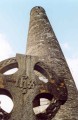 Glendalough2 De ronde toren van Glendalough uit de 10de eeuw. De toren diende als klokken toren en opslag. Deze plaats word beschouwd als 1 van de meest pittoreske plaatsen van Ierland.