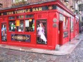 TempleBar1 De bekendste wijk van Dublin is Temple Bar. Dit is waarschijnlijk de meest gefotografeerde pub in Dublin. Wij waren al snel weg, het is er namelijk erg toeristisch en dus ook een stuk duurder.