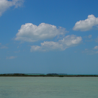 blue waters en blue skies at the florida keys