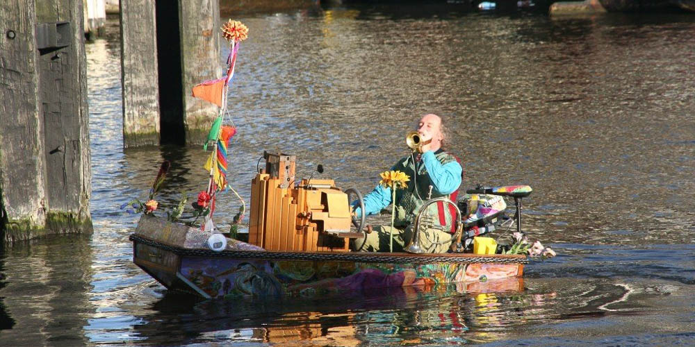 Deze man geeft een concert vanaf z'n bootje