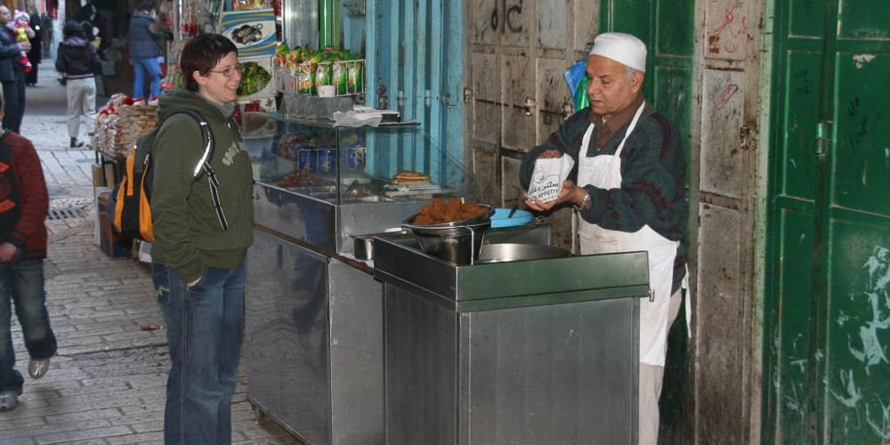 Syl besteld Falafel bij een straat verkoper