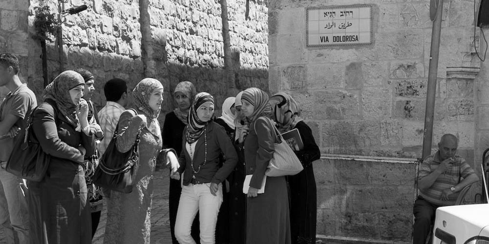 Een groepje dames op de Via Dolorosa