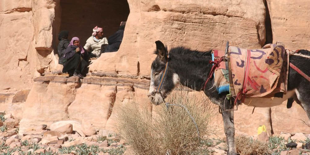 Locals drinken een bakkie thee in een grotwoning