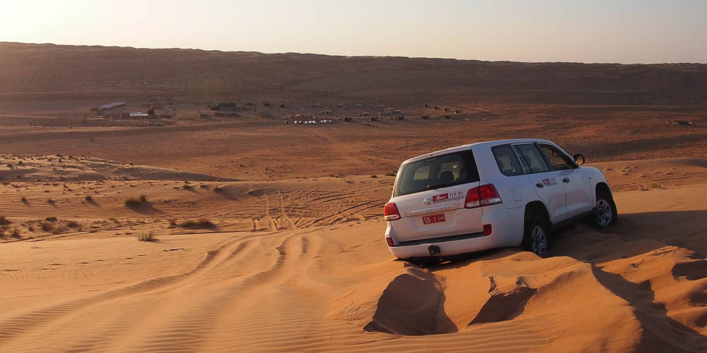 Er staat regelmatig een Landcruiser vast in het zand