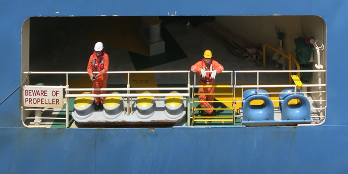Bemanningsleden op een schip door het Panama kanaal