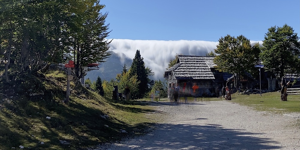 Een wolk rolt over de berg nabij Mt. Vogel
