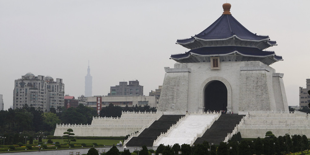 De Chiang Kai Shek memorial hall, in de verte de 101 tower