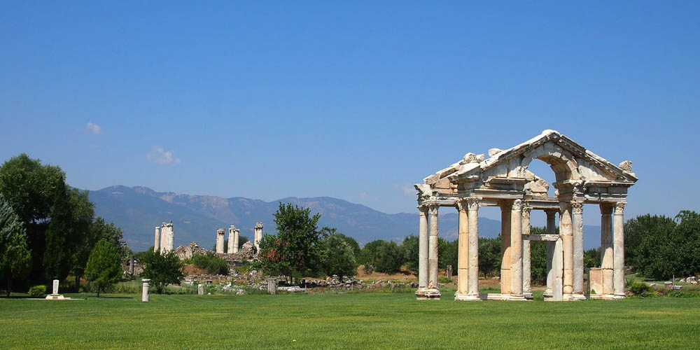 Een Tetrapylon en erachter restanten van de tempel van Aphrodite