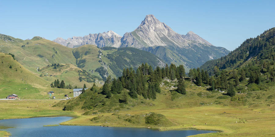 De Kalbelesee met daarachter de Biberkopf