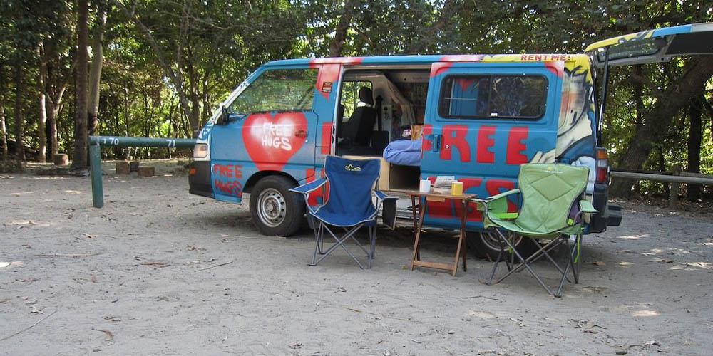 We kamperen met ons poppenhuisje op het strand