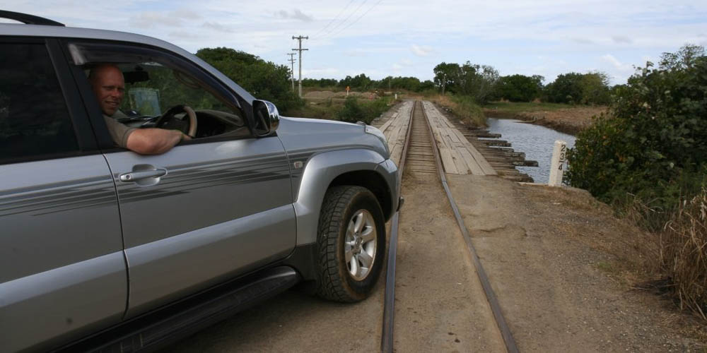 Met de Landcruiser over een spoorbruggetje