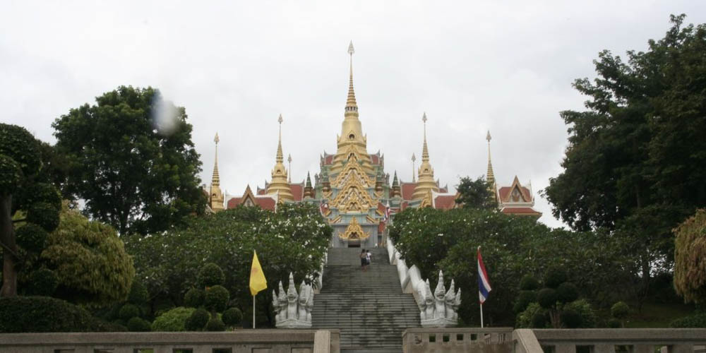 Een gouden tempel ergens onderweg