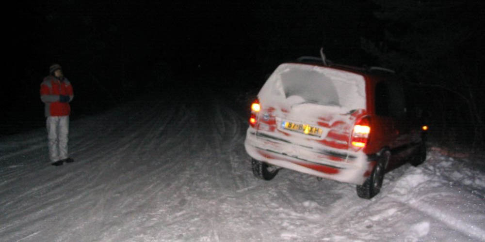 Oeps, een glijer, de auto in een greppeltje