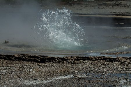 Precies op tijd bij de eruptie van deze mini geyser