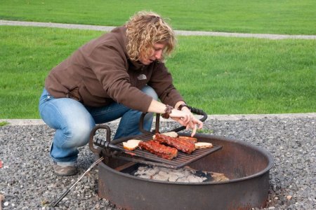 Syl is bezig met een sparerib