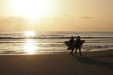 Surfdudes tijdens zonsondergang, Huntington Beach