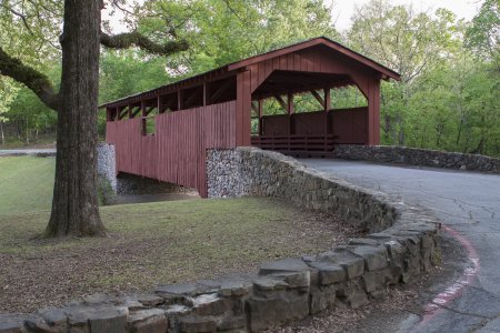 Covered bridge in Little Rock noord