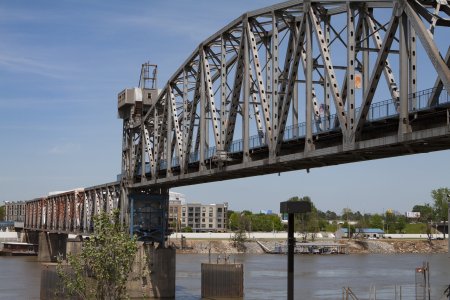 Een van de wandelbruggen over de Arkansas rivier in Little Rock