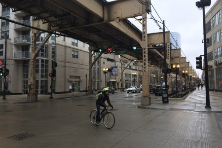 De bovengrondse metro loopt in een vierkant door downtown