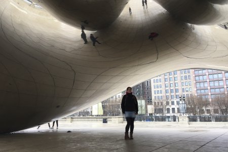 Syl onder de Cloud Gate, een bekend kunstwerk