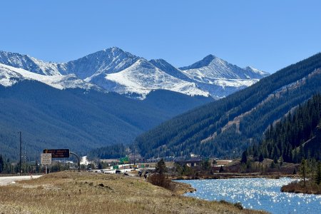Uitzicht op een paar 4000&#039;ers vanaf de i70