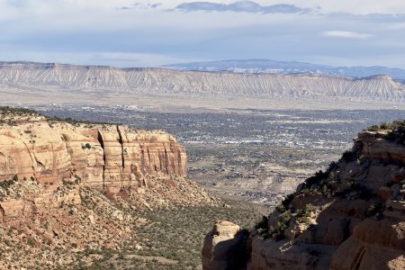 Grote valei met dorpen en steden gezien vanaf 700m hoogte