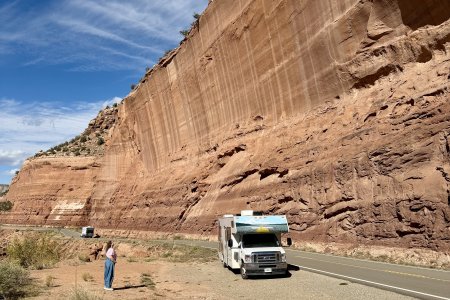 We bekijken met ontzag een steile canyon wand