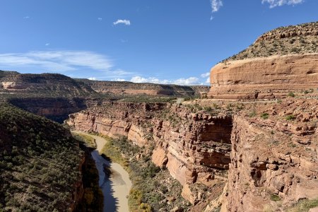 Dolores River in de Unaweep Canyon, met erboven highway 141
