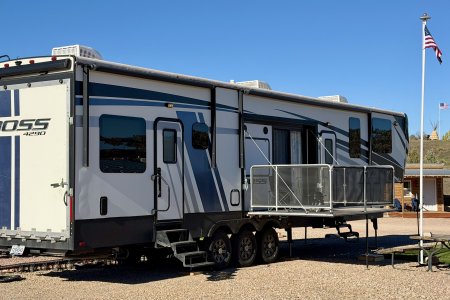 Een caravan met een balkon en BBQ