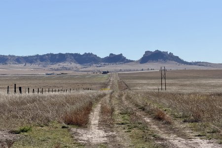 Een weggetje dat naar een ranch leidt