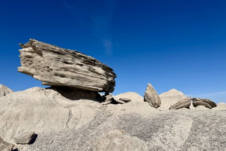 Een losliggend stuk rots in Toadstool Geological Park